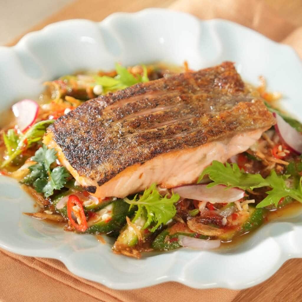 ยำกระเจี๊ยบเขียวกับแซลมอนย่างสามเกลอ